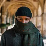 Come scegliere la sciarpa giusta da abbinare al cappotto nero