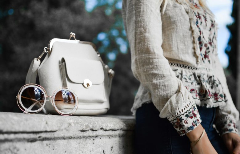 alcuni vestiti e accessori di moda